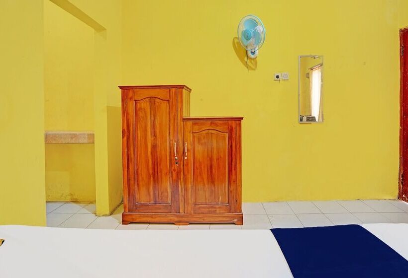 هتل Spot On 92372 Rinda Homestay Syariah & Resto