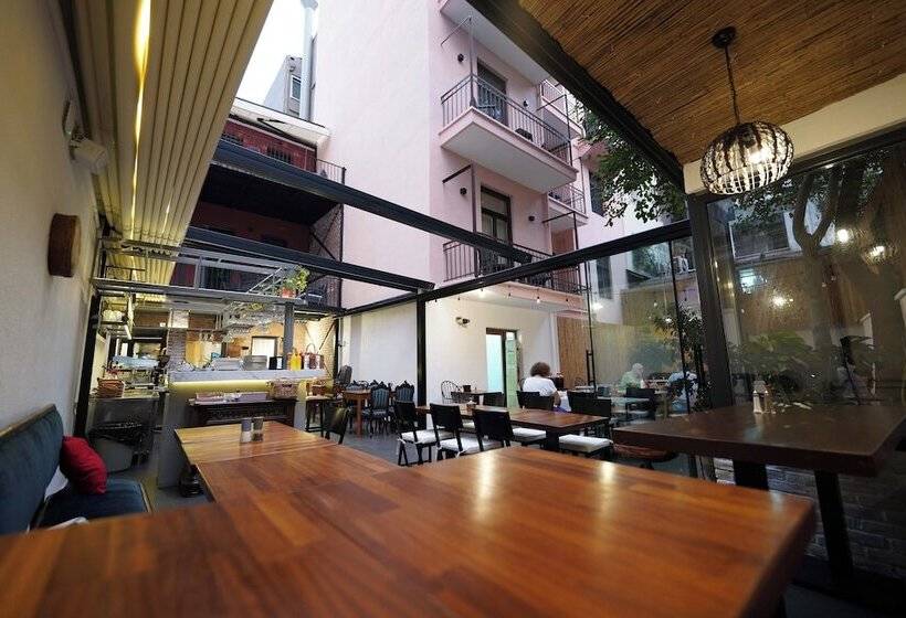 هتل Monev Suites
