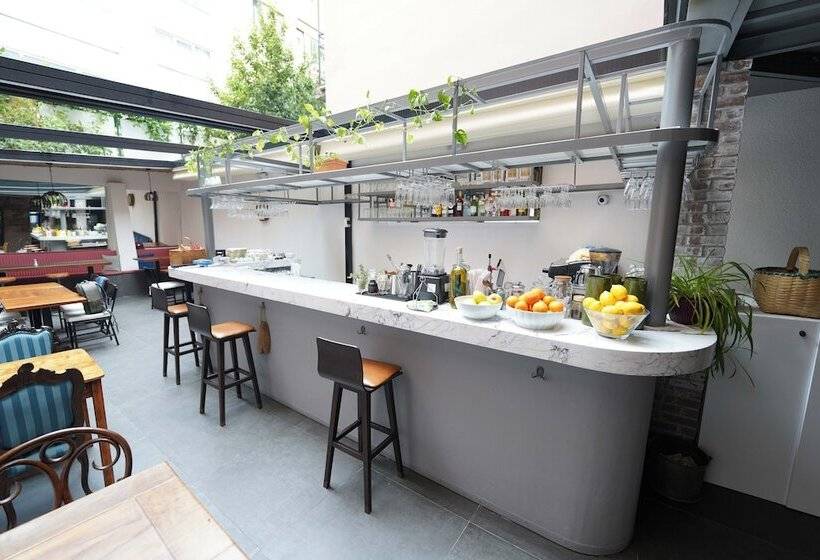 هتل Monev Suites