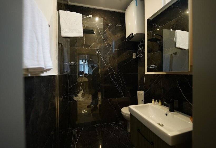 هتل Monev Suites