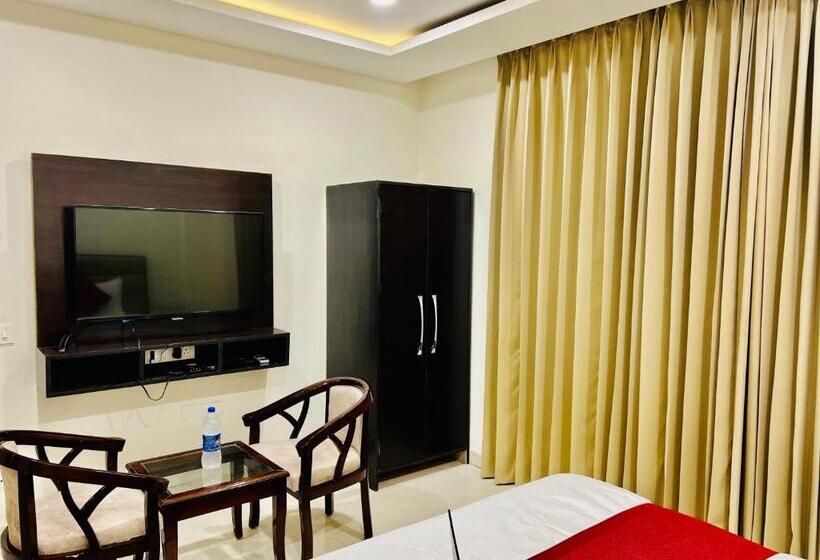 فندق The Lycoris Near Bus Stand Zirakpur On Ambala Highway