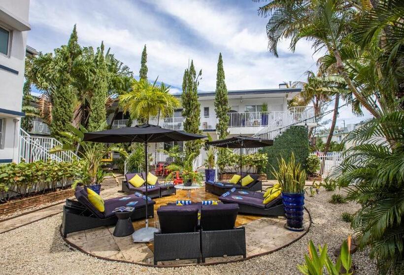 هتل Beachside All Suites