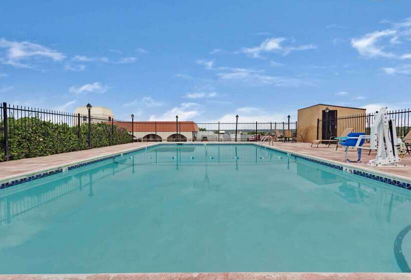 هتل Days Inn & Suites By Wyndham Santa Rosa, Nm
