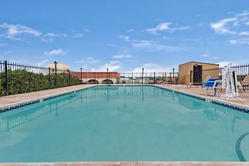 هتل Days Inn & Suites By Wyndham Santa Rosa, Nm