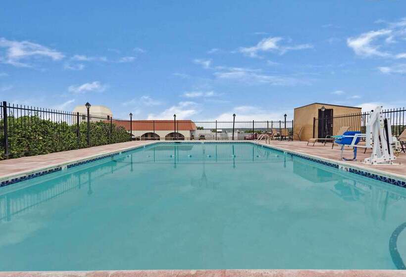 هتل Days Inn & Suites By Wyndham Santa Rosa, Nm