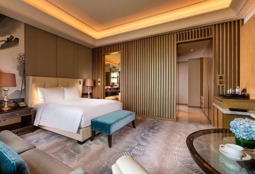 هتل Hilton Urumqi