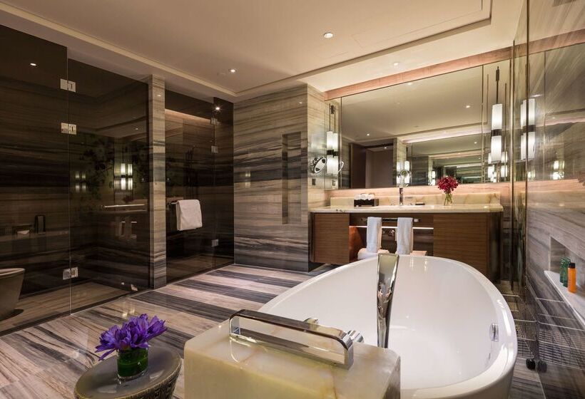 هتل Hilton Urumqi