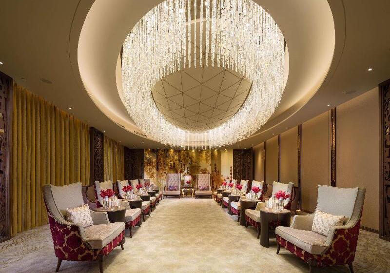هتل Hilton Urumqi