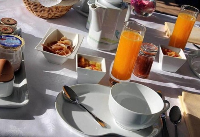 هتل Hôtel Restaurant La Montagne De Brancion