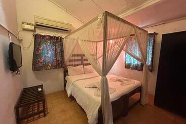 هتل Ocean View Goan Beach House