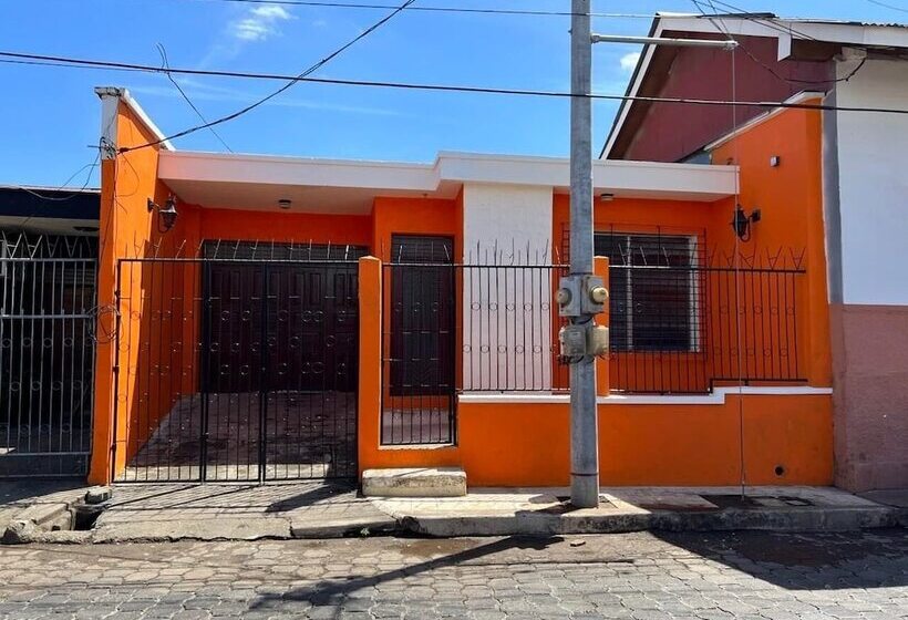 هتل Hostal Cisne House