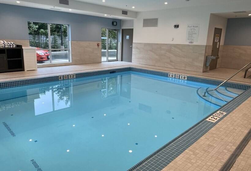 هتل Holiday Inn Express & Suites   Courtenay   Comox, An Ihg