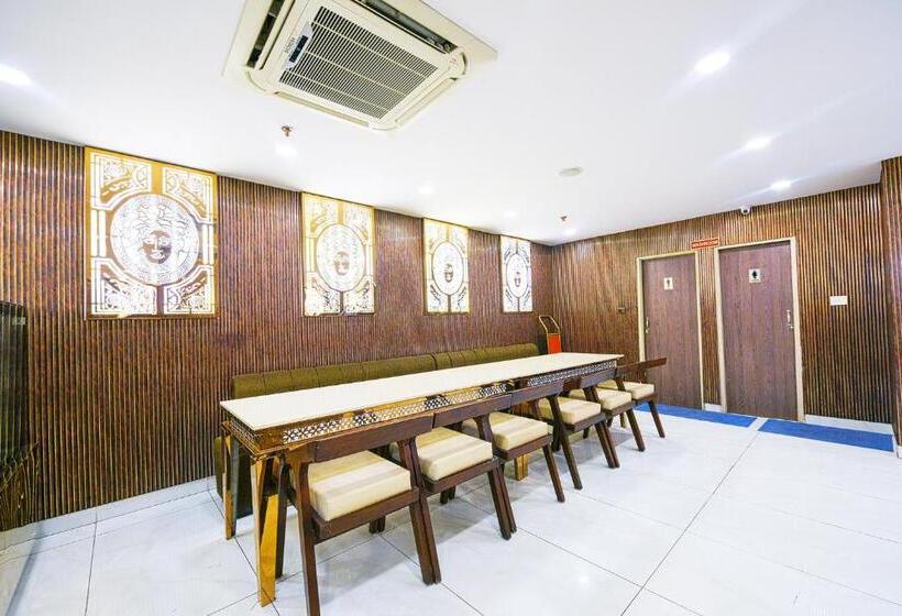 هتل Xenious Biz Ayaan Residency