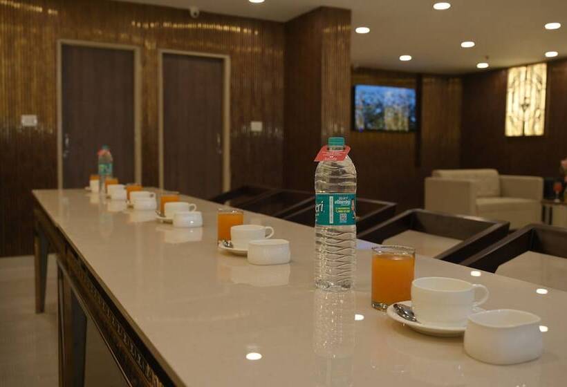 هتل Xenious Biz Ayaan Residency