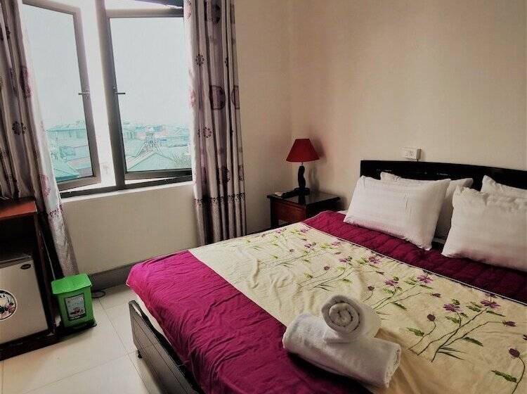 Frontier Hostel & Tours
