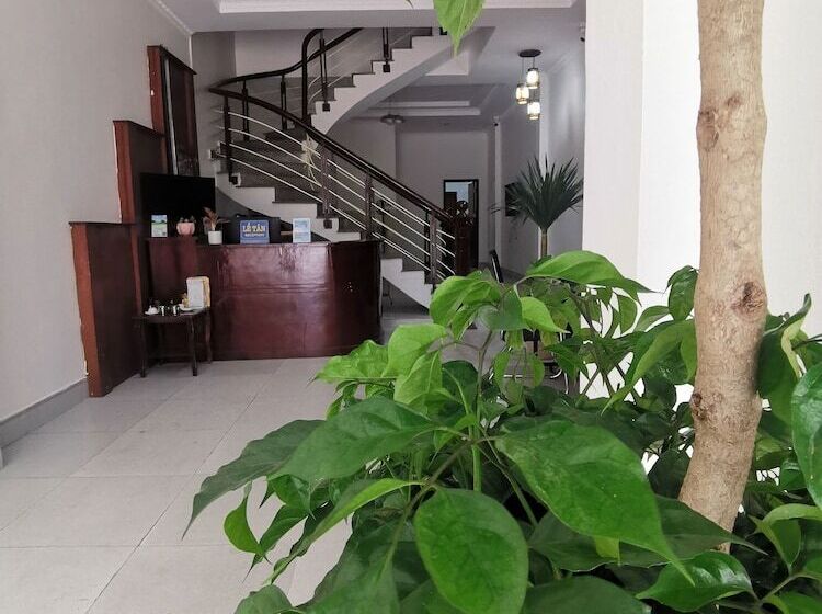 Frontier Hostel & Tours