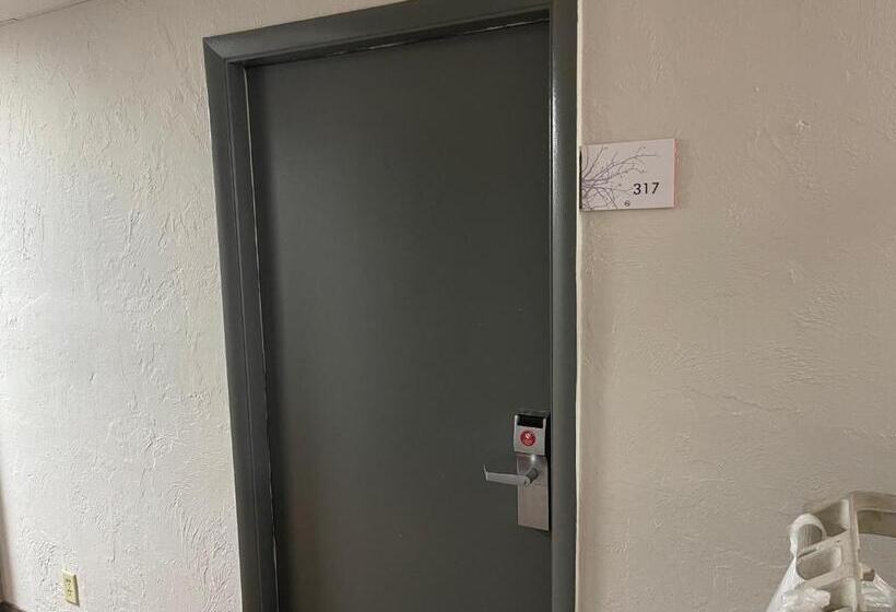 Waterfront Room, Heated Pool, Tiki Bar & Grill