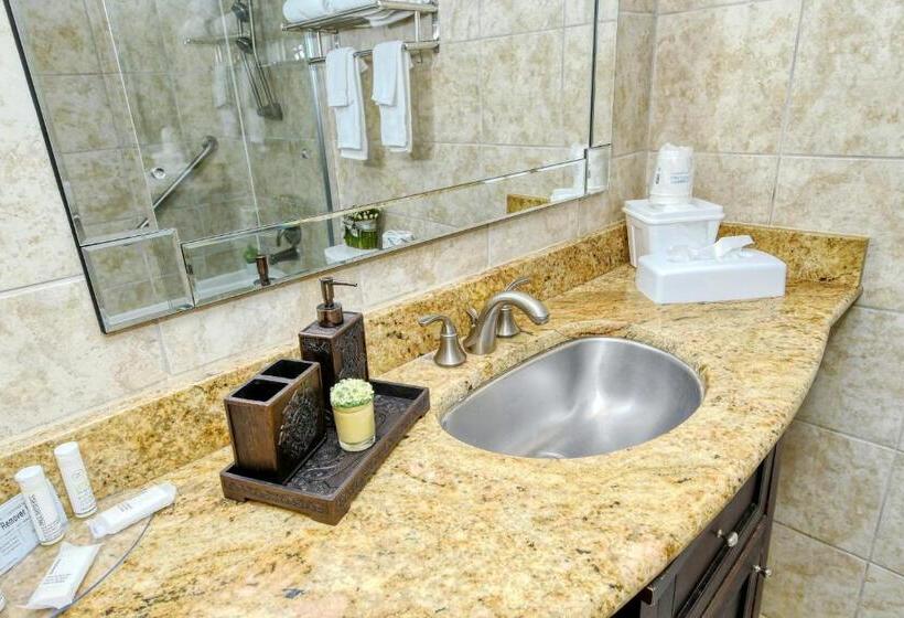 Waterfront Room, Heated Pool, Tiki Bar & Grill