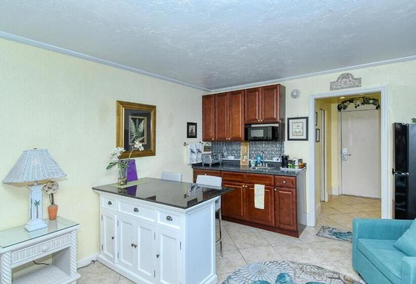 Waterfront Room, Heated Pool, Tiki Bar & Grill