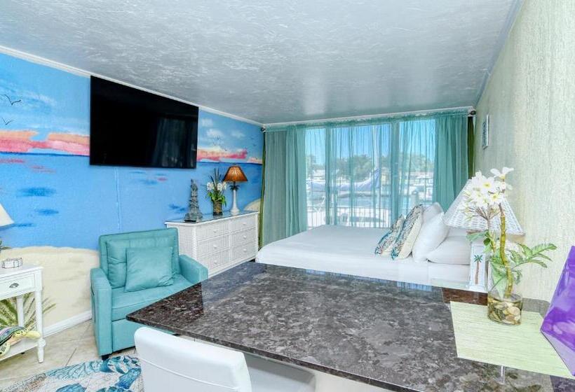 Waterfront Room, Heated Pool, Tiki Bar & Grill
