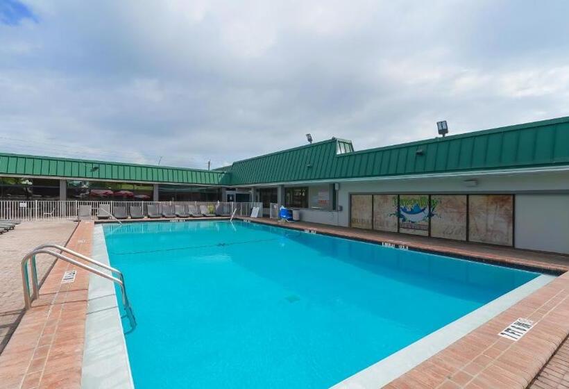 Waterfront Room, Heated Pool, Tiki Bar & Grill