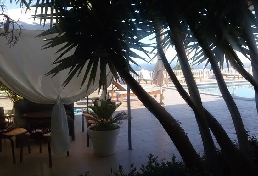 هتل Relax Dhermi