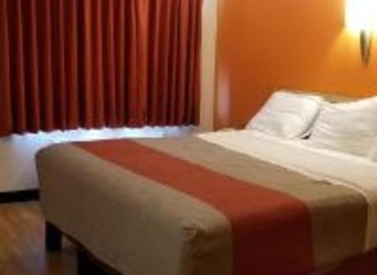 모텔 Fairbridge Inn Express London