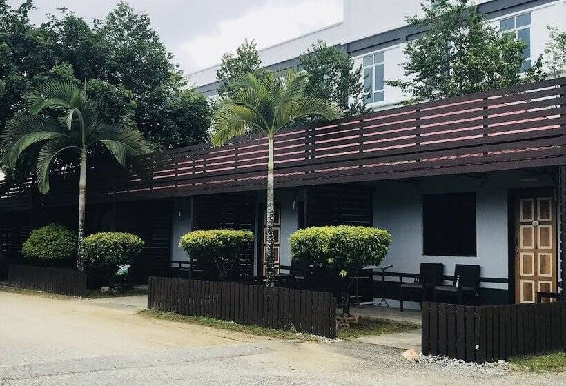 مُتل Shell Out Cenang Beach Resort