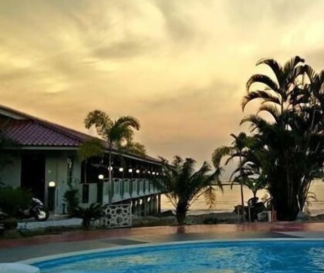 Penarak Bamboo Beach Motel