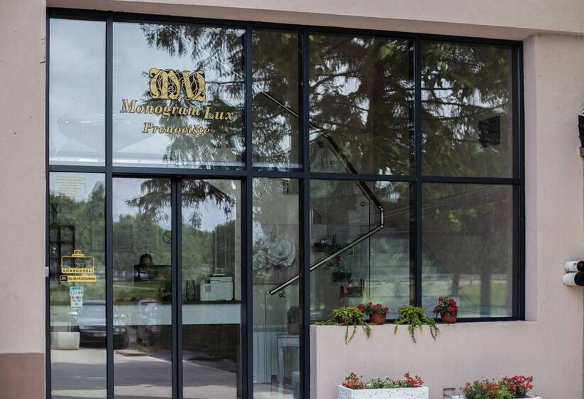 هاستل Monogramlux