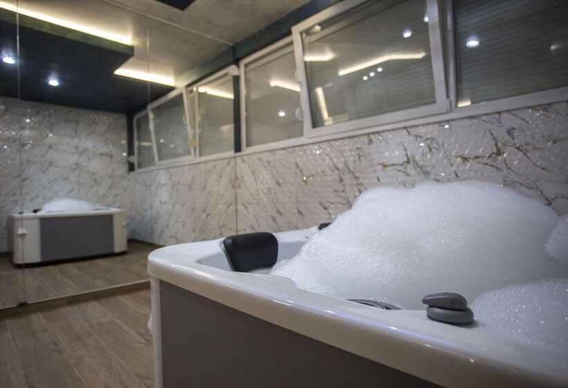 هاستل Monogramlux