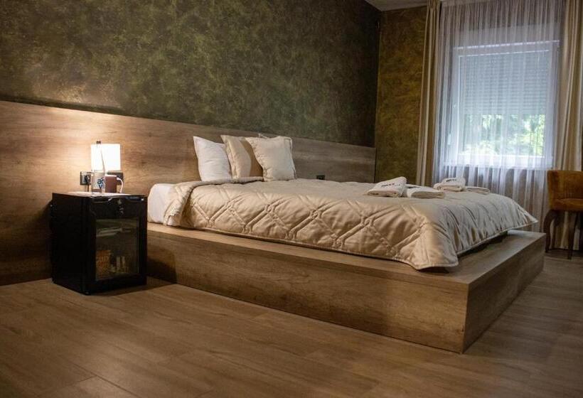 هاستل Monogramlux