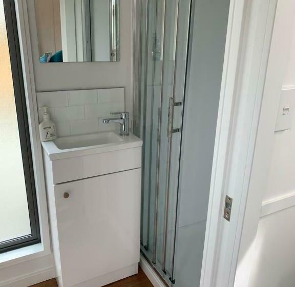 מלון כמוסות Blackball Tinyhouses