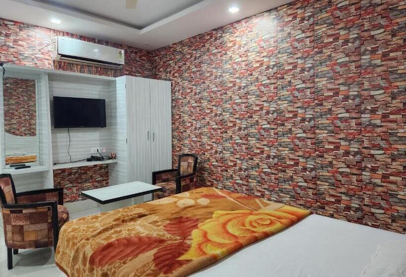 Отель Golden Park Inn