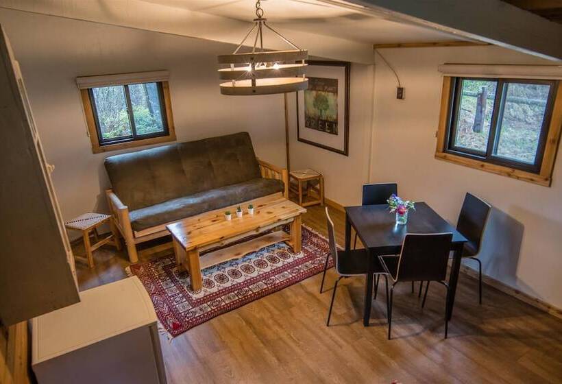 Курорт Chute Lake Lodge