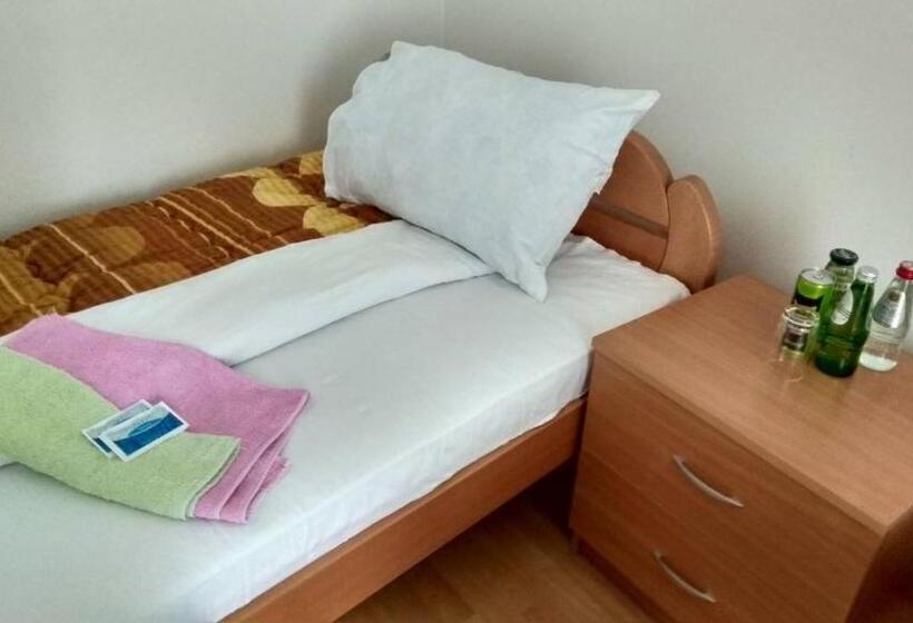 هتل Konaciste Trstenik