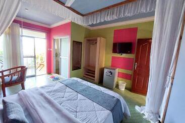 هتل Pinebreeze Holiday Resort