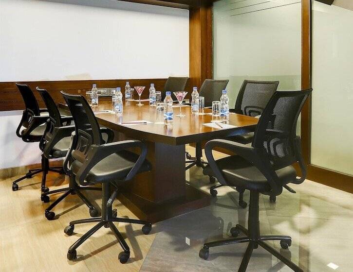 ホテル Golden Chariot Vasai   And Spa