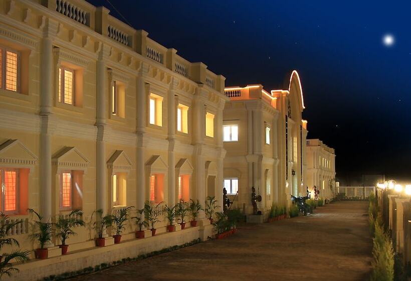 Отель Kumararaja Palace