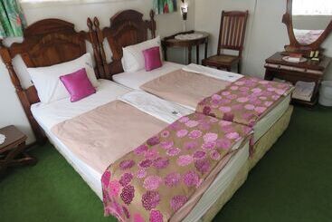 هتل Parrot Lodge