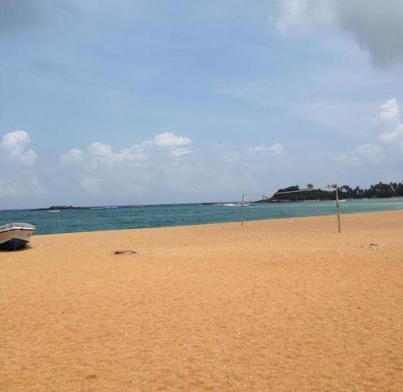 پانسیون Holiday Inn Unawatuna