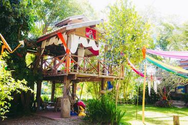 هتل Sawasdeepai River Resort