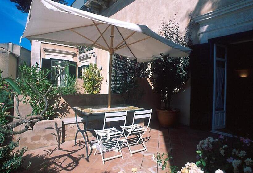 تختخواب و صبحانه L Orangerie Di Cartia Giovanni