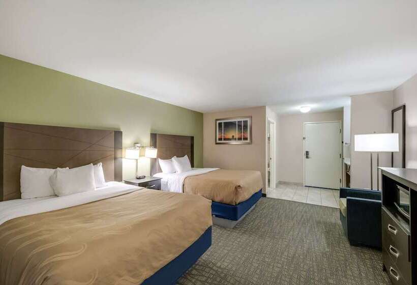 בית מלון כפרי Quality Inn & Suites