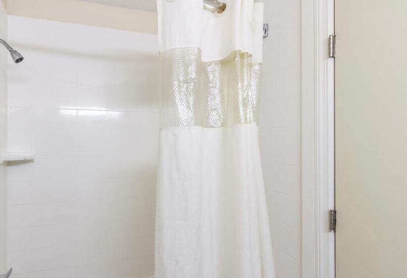 Отель Red Carpet Inn  New Brunswick