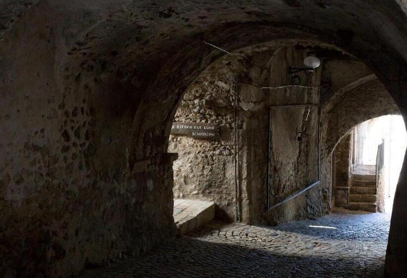 مبيت وإفطار La Bifora E Le Lune Vico Sotto Gli Archi 5