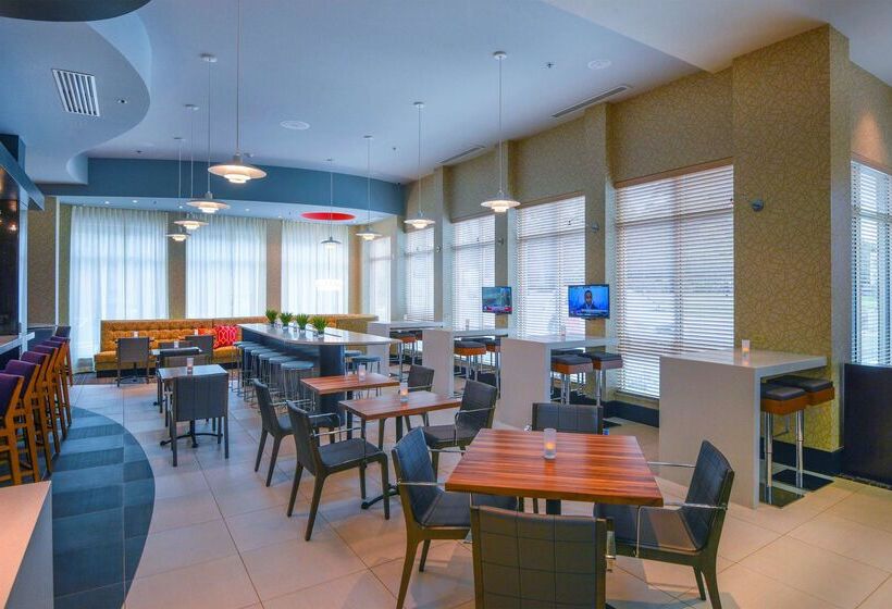 هتل Hilton Garden Inn Raleigh Crabtree Valley