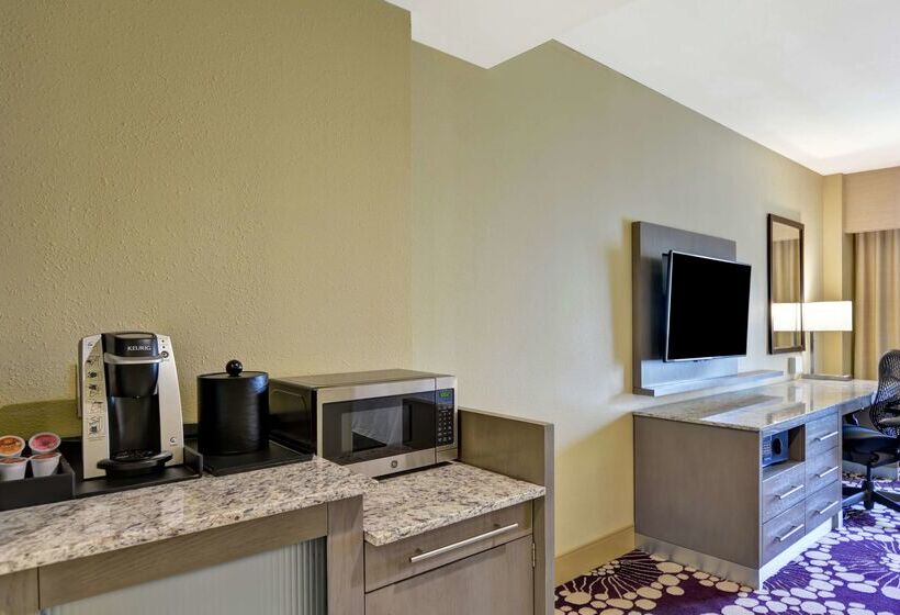 هتل Hilton Garden Inn Raleigh /crabtree Valley