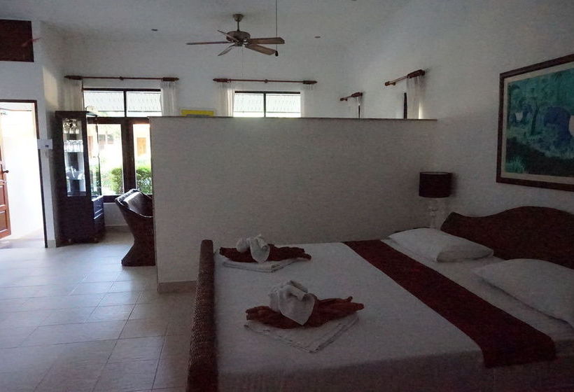 Hotel Jungle Village Bungalows