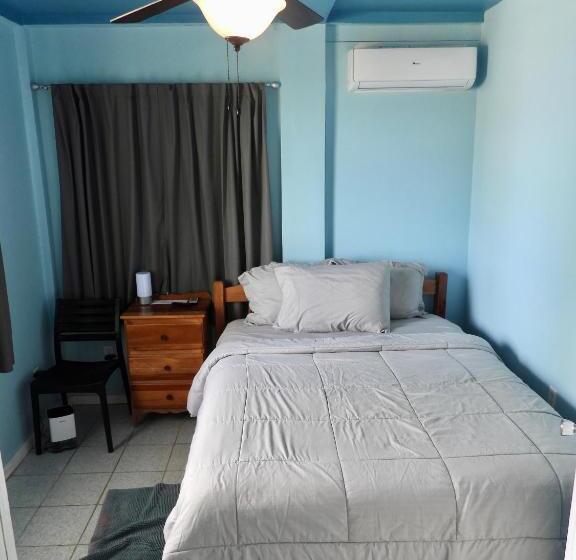 Sandbar Beachfront Hostel & Restaurant